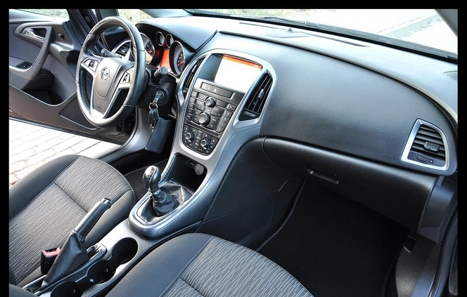 Opel Astra cena 37500 przebieg: 139000, rok produkcji 2014 z Siedlce małe 631